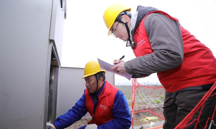 工作人员采用DCDC双向直流电源对设备进行检测